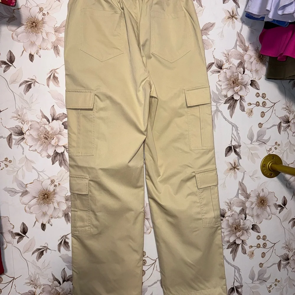 Trendy Beige Cargo Pants for Women - Classic Wide-Leg Style - Picture 4 of 6